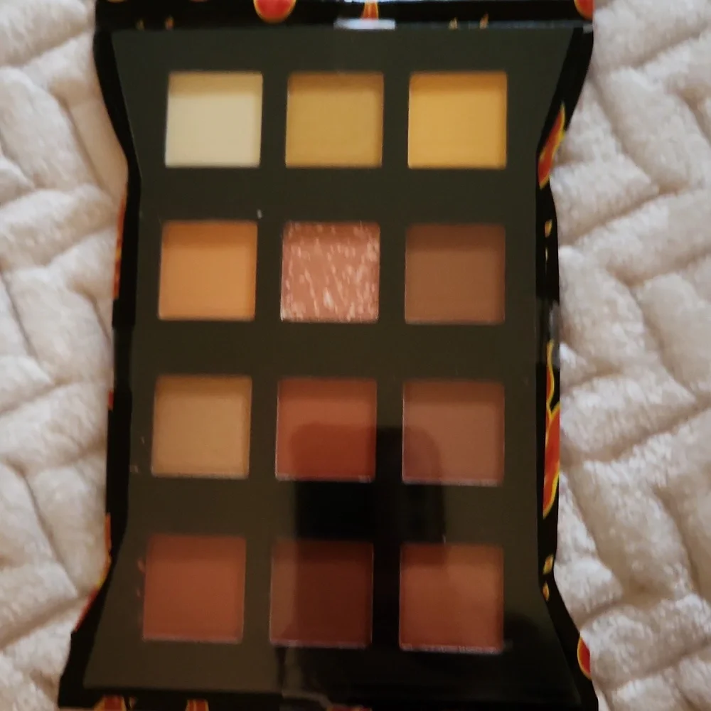 COPY - Cheetos flaming hot eyeshadow palette